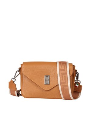 Cognackleurige leren crossbodytas met envelopklep, zilveren gesp en verstelbare bruin-beige band met geometrisch patroon en een klein vlaggetje als label.