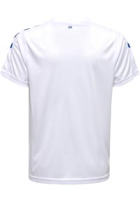 Camiseta deportiva blanca con mangas cortas, cuello redondo y detalles azules en los hombros y la espalda. Fabricada con un tejido ligero y suave.