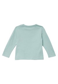 Langmouw top in lichtblauwe stof, met een ronde halslijn en een zachte textuur. Eenvoudig ontwerp zonder zichtbare patronen of accenten.