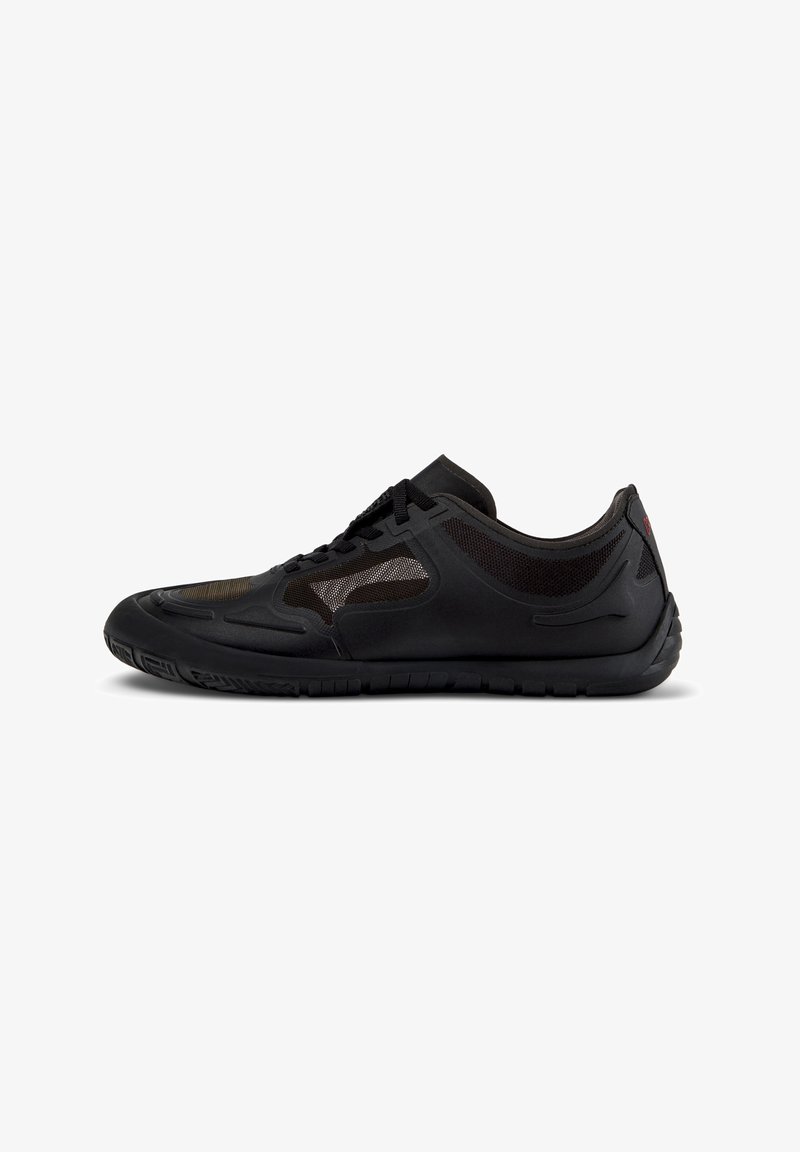 Schwarzer Sportschuh mit strukturiertem synthetischem Obermaterial, Netzpaneelen für Atmungsaktivität und einer Gummisohle mit einem gemusterten Profil.
