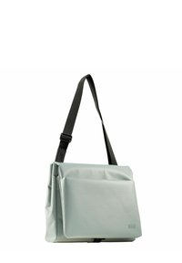Bolso mensajero gris, impermeable, con un acabado texturizado, correa ajustable negra y un bolsillo de solapa frontal. Presenta un detalle del logo en el lateral.