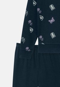 Marinen lounge set med långärmad topp med broderi av blommor och fjärilar samt byxor med elastisk midja. Mjuk struktur, enkel design.
