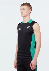 Canottiera sportiva nera senza maniche con pannelli laterali turchesi, dotata del logo degli All Blacks e tre strisce bianche sul lato sinistro del petto.