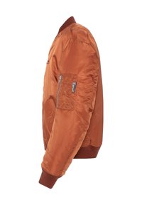 Oranje satijnen bomberjack met geribbelde bruine manchetten, voorzakken en een ritszak op de mouw. Heeft een gladde textuur en een gestroomlijnd silhouet.