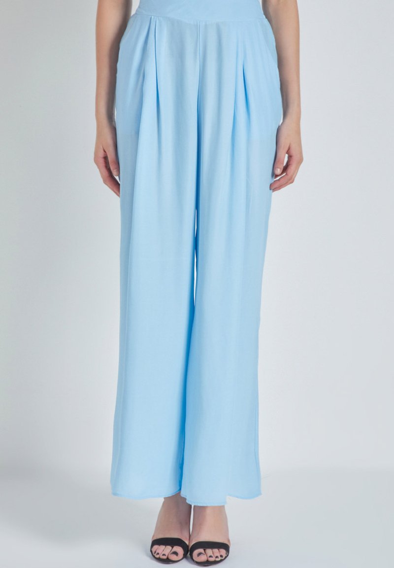 Pantalones de pierna ancha en azul claro con pinzas, hechos de una tela suave y lisa, que cuentan con un ajuste relajado y un caída fluida.