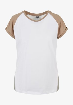 Bijela kratka majica s kratkim rukavima s bež raglan rukavima. Izrađena od pamuka, ima okrugli izrez i uvrnute rukave. Glatka tekstura.