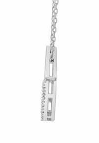 Hõbedast ripats, millel on ristkülikukujuline kuju, lõigatud osade ja tekstuurse servaga. Ripats ripub õhukese ketti küljes.