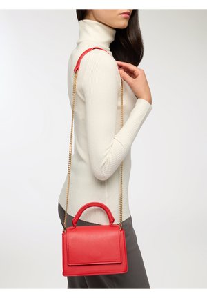 Borsa a tracolla in pelle rossa con forma strutturata, dotata di manico superiore e spallaccio in catena dorata. Texture liscia e chiusura a patta magnetica.
