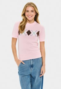 Maglione a maniche corte rosa chiaro con scollo a coste e motivo decorativo a rombi in marrone, crema e blu sul petto.