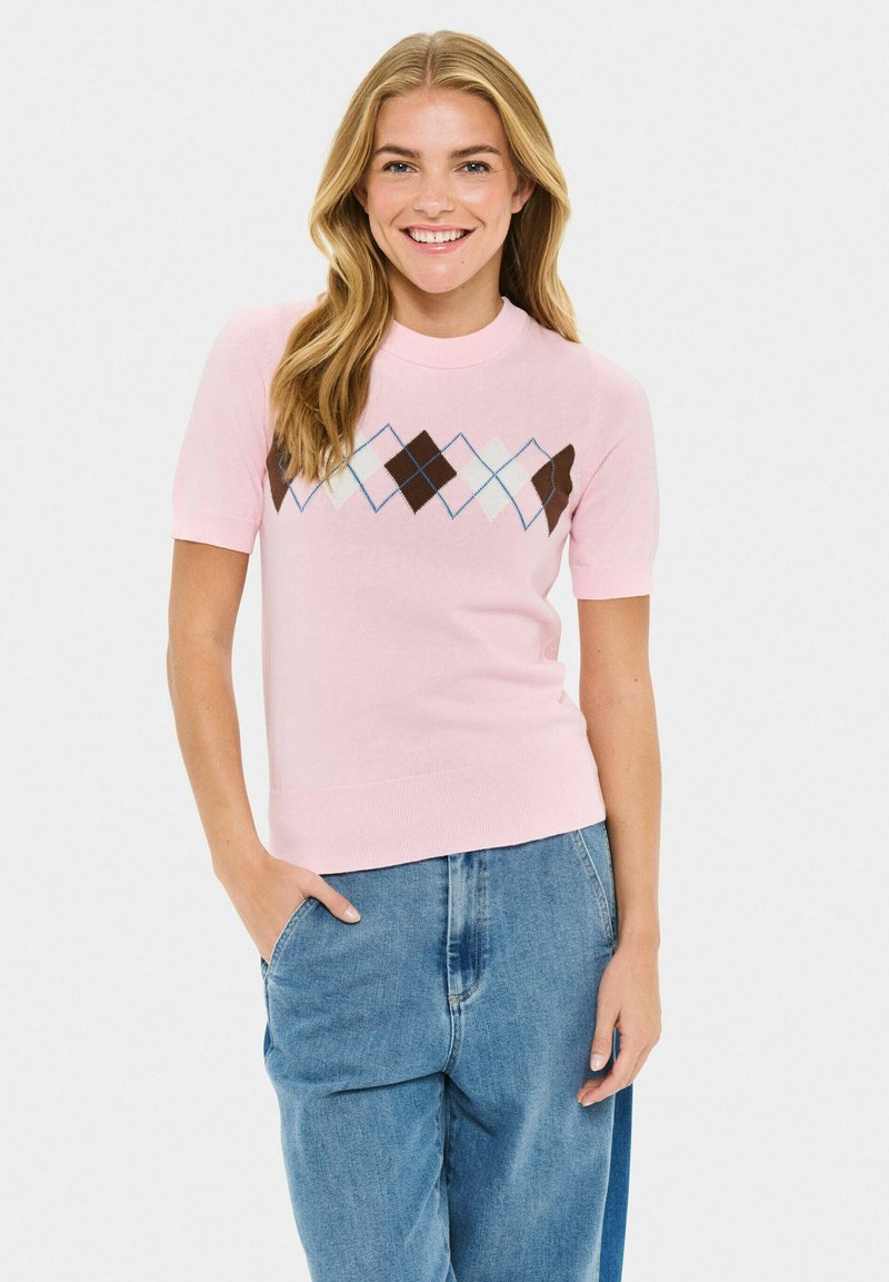 Maglione a maniche corte rosa chiaro con scollo a coste e motivo decorativo a rombi in marrone, crema e blu sul petto.