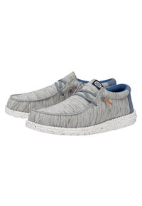 Scarpe in tessuto grigio con superficie texturizzata, accenti blu e suola bianca maculata. Presentano lacci e un colletto imbottito.