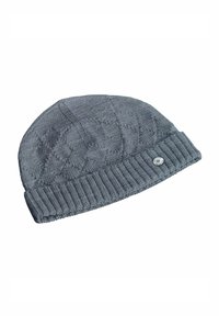 Cappello a maglia grigio con risvolto a coste piegato e un discreto motivo a diamante, caratterizzato da un piccolo logo metallico rotondo sul risvolto.