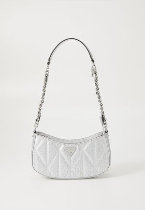 Zilveren schoudertas met een gebogen vorm, voorzien van een gequilt patroon en logo hardware. Ketting- en leren handvat voor het dragen.