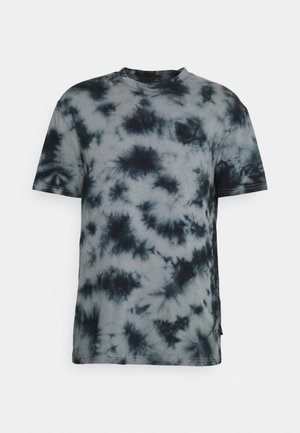 Koszulka z krótkim rękawem i okrągłym dekoltem, z czarno-szarym wzorem tie-dye oraz subtelnym małym logo na lewej piersi.