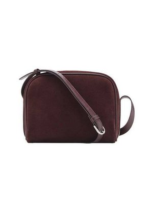 Borsa a tracolla in suede bordeaux con forma strutturata, una sottile tracolla in pelle regolabile e dettagli in metallo argentato.