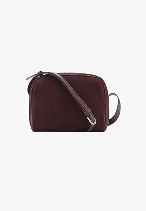 Bolso cruzado de ante burdeos con forma estructurada, una delgada correa de cuero ajustable y accesorios de hardware plateado.