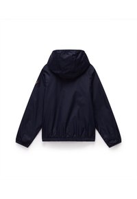 Marineblå, lett jakke med hette, elastiske mansjetter og kant, med logo på venstre erme. Glatt, vannavvisende stoff.