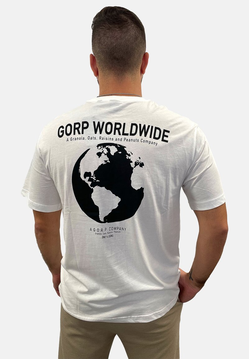 Weißes Baumwoll-T-Shirt mit einem schwarzen Weltkartenmotiv auf der Rückseite und dem Text "GORP WORLDWIDE" sowie einem Unternehmensslogan darunter.