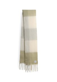 Sciarpa di lana in un motivo a quadri leggero verde, grigio e crema. Presenta bordi frangiati e un piccolo etichetta del marchio. Texture morbida.