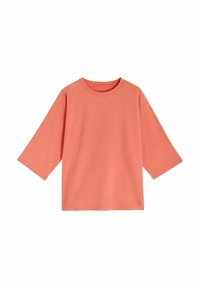 T-shirt en coton corail avec un col rond et des manches trois-quarts. Présente un design uni et un logo subtil au niveau de l'ourlet.