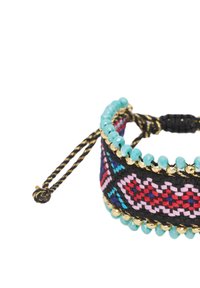 Pulsera tejida multicolor con una base negra, patrones vibrantes en rojo, rosa y azul, cuentas doradas y acentos en turquesa.