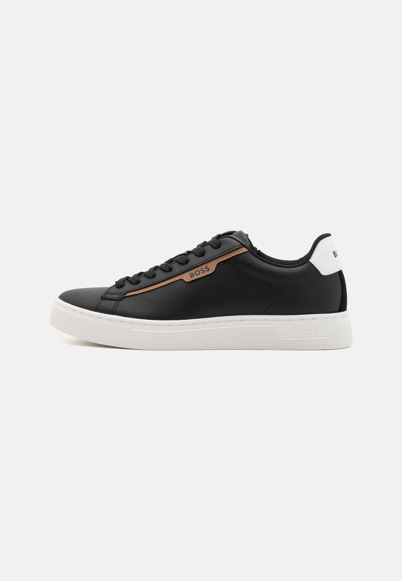 Baskets basses en cuir noir avec semelle blanche, bordure marron, lacets noirs et languette de talon blanche marquée "BOSS" sur le côté et à l'arrière.