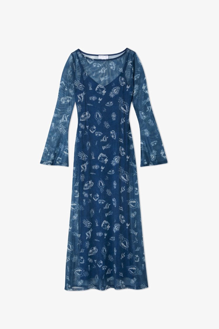 Langärmliges, navyblaues Kleid aus leichtem Stoff, mit einer fließenden Silhouette und einem Muster aus Muscheln und maritimen Motiven.