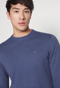 Tommy Hilfiger PIMA CREW NECK - Vesta - faded indigo