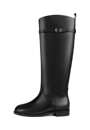 Bota de cuero negro hasta la rodilla con puntera redondeada, textura suave, un accesorio de hebilla en tono dorado y un tacón bajo apilado.