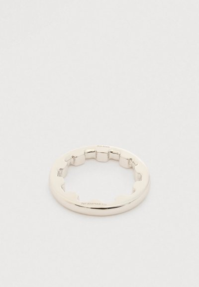 Stříbrný prsten s texturovaným, vroubkovaným okrajem. Vyroben z pravého 925 sterlingového stříbra, uvnitř má ryté detaily značky.