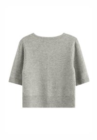 Grå kortærmet sweater med rund halsudskæring, lavet af blødt stof, med ribbet kant nederst og ved ærmerne. Glat tekstur med minimal mønster.