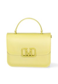 Borsa a tracolla gialla in pelle con manico superiore, pattina pieghevole e una prominente chiusura con logo "M". Texture liscia e design pulito.