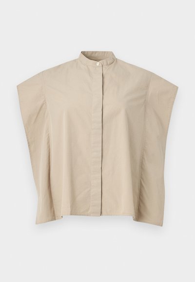 Μπεζ πουκάμισο με κοντό μανίκι, γιακά μανταρίνι, κουμπιά κρυφά και φαρδιά εφαρμογή, εμφανίζεται σε λευκό φόντο.