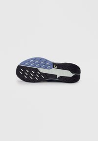 Zool van een Nike trailrunning-schoen met zwarte, blauwe en witte rubberen profiel, ontworpen voor grip op verschillende terreinen.