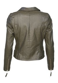 Olivengrüne Lederjacke mit tailliertem Schnitt, kontrastierendem Reverskragen und Reißverschluss-Aufsätzen; verfügt über eine glatte Textur und minimale Nähte.