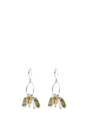 Sidabrinės auskarai-žiedai su spalvingais abstrakčiais veidų ir sparnų žavesiais, kurie turi mėlynų, raudonų ir žalių detalių ant balto fono.