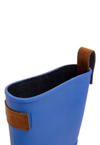 Blauer Gummistiefel mit glatter Oberfläche, braunen Filz-Akzenten und einem strukturierten schwarzen Futter am oberen Rand.