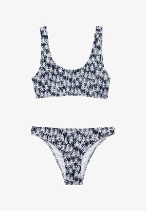 Bikini set met een marineblauwe achtergrond en een patroon van witte palmbomen. De top heeft brede bandjes; de onderkant is low-rise met zijkant rimpeling.