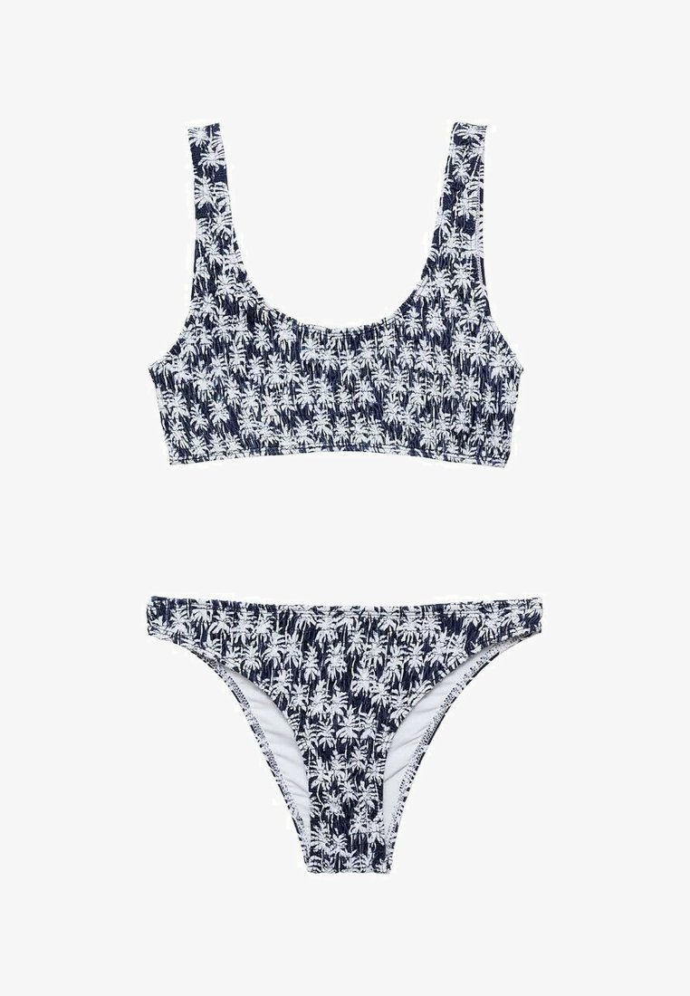Bikini set s námorníckym pozadím a bielym vzorom palmových stromov. Vrchná časť má široké ramienka; spodná časť je nízko posadená so skladaním po stranách.