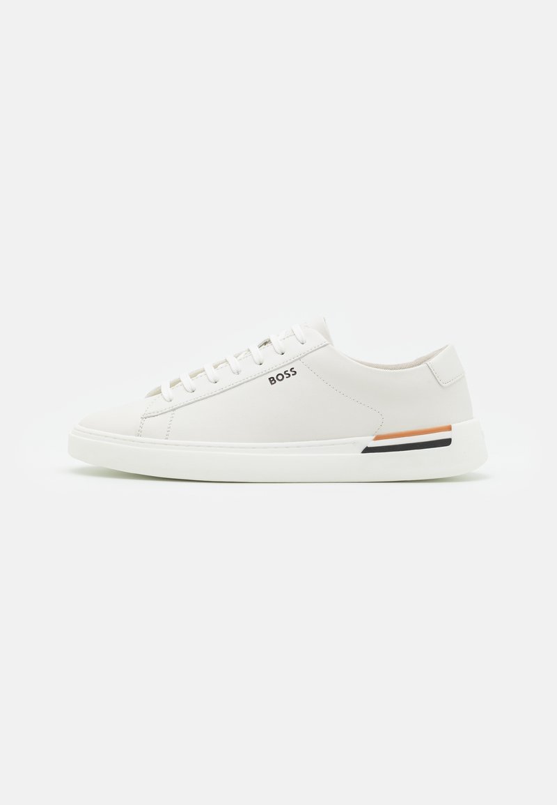 Baskets basses blanches avec lacets, logo BOSS sur le côté, et petites bandes noires et orange au-dessus de la semelle près du talon.