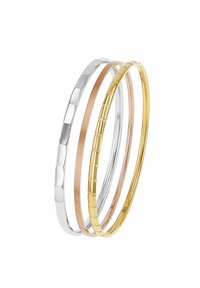 Set di tre bracciali: argento con un motivo esagonale, rosa oro con finitura spazzolata e oro giallo con scanalature dritte.