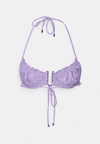 Top de bikini lavanda com tecido franzido, alças ajustáveis e detalhe de fecho central. Textura suave e bordas levemente onduladas.