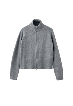 Grauer gerippter Strickpullover mit Reißverschluss, langen Ärmeln und kurzem Stehkragen, flach auf weißem Hintergrund dargestellt.