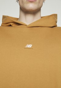 New Balance ATHLETICS REMASTERED GRAPHIC FRENCH TERRY HOODIE - Sweatshirt - tobacco
