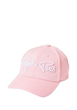 Casquette de baseball rose avec texte blanc brodé « Project x Paris » à l'avant, avec une visière incurvée et un bouton au sommet.