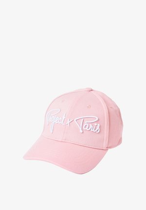 Roze baseballpet met witte geborduurde tekst "Project x Paris" aan de voorkant, met een gebogen klep en bovenknop.