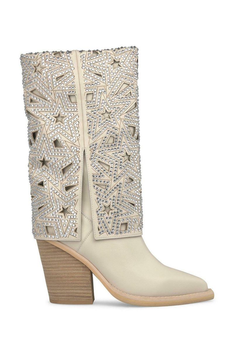 Stivaletto in pelle beige con fori a stella e decorazioni in strass. Tacco in legno spesso e design a punta.