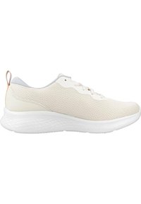 Scarpe atletiche leggere in beige con una tomaia in mesh traspirante, una suola bianca imbottita e un piccolo anello sul tallone per facilitarne l'indossare.