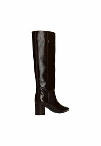 Bottes en cuir verni marron, arrivant au genou, avec un bout carré et un talon épais. Présente une texture lisse et des détails de couture minimalistes.