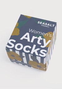 Scatola Seasalt Cornwall per calze artistiche da donna, con uno sfondo blu scuro decorato da motivi floreali e tipografia bianca e audace.